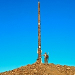 Peregrino en la cruz de ferro